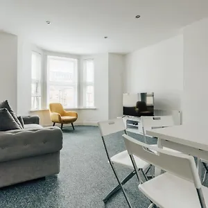 Modern Two Bedroom Apartment - Prime Location - Family - Business - Short Breaks Getaway Bournemouth