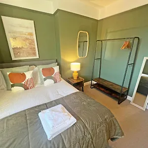 Holiday home Recently Refurbished 3 Bedroom With Parking - Perfect For Longstays - Sleeps 8, Chester
